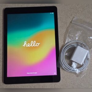 Apple iPad 6th Gen 32GB Wi-Fi 9.7 Space Gray + Charger